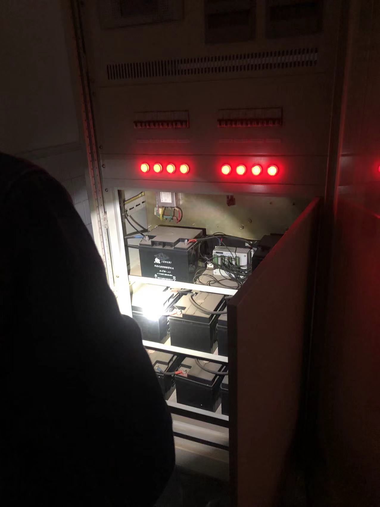 准备拆除旧电池 准备拆除旧电池