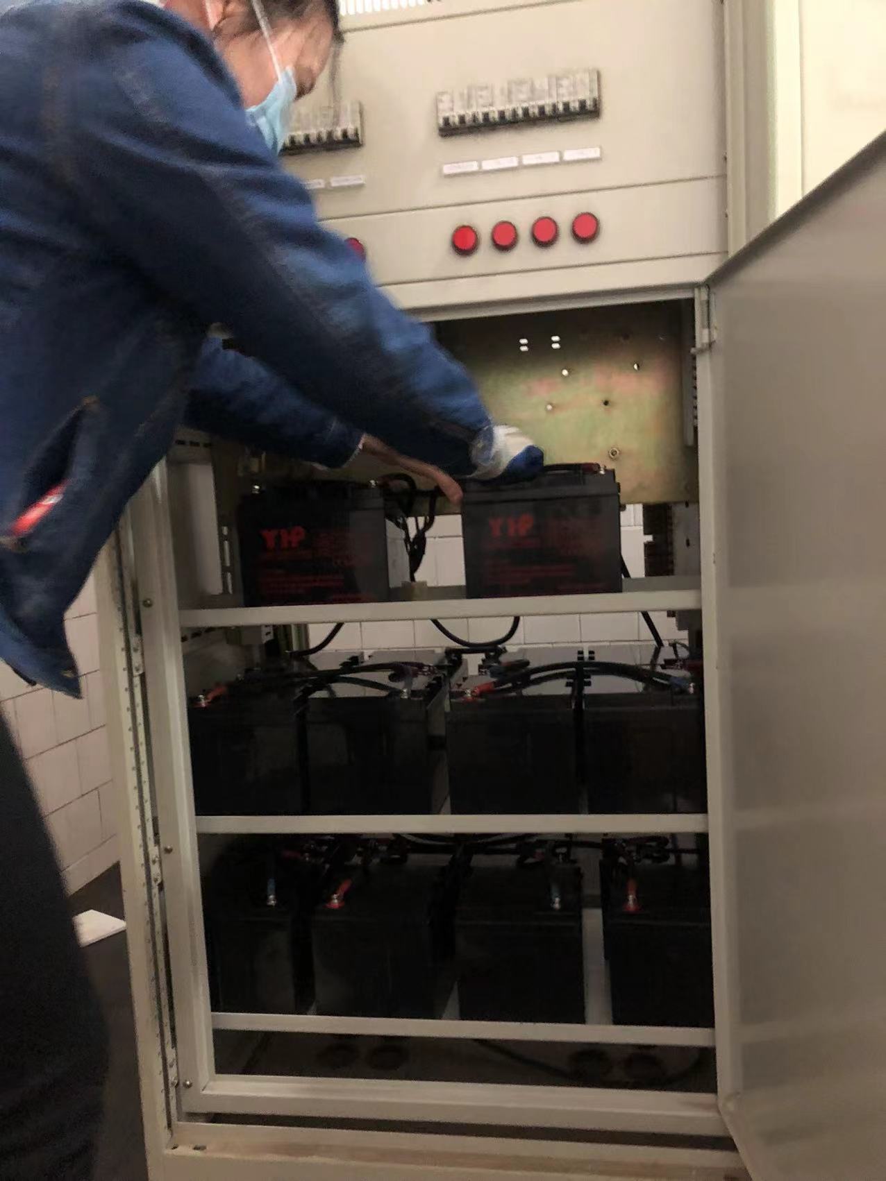 紧固蓄电池连接线 紧固蓄电池连接线